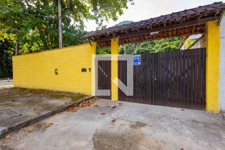 Casa à venda com 890m², 3 quartos e 5 vagas Casa à venda com 890m², 3 quartos e 5 vagasFachada