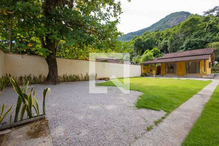 Casa à venda com 890m², 3 quartos e 5 vagas Casa à venda com 890m², 3 quartos e 5 vagasQuintal