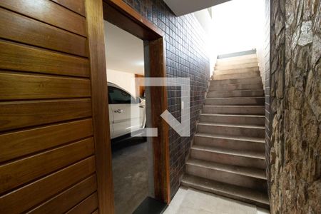 Casa à venda com 450m², 2 quartos e 3 vagasEscada