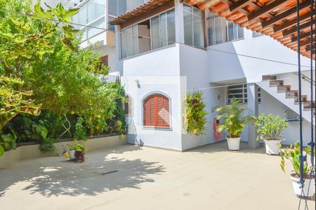 Casa à venda com 540m², 4 quartos e 10 vagas Casa à venda com 540m², 4 quartos e 10 vagasQuintal