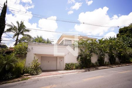 Casa à venda com 570m², 8 quartos e 4 vagasFachada