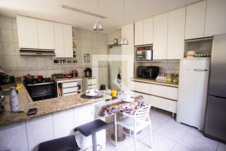 Casa à venda com 570m², 8 quartos e 4 vagasCozinha