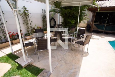 Casa à venda com 570m², 8 quartos e 4 vagasÁrea externa 