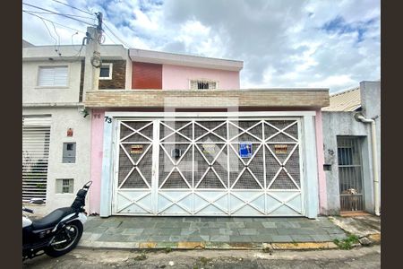Casa à venda com 180m², 4 quartos e 2 vagas Casa à venda com 180m², 4 quartos e 2 vagasFachada