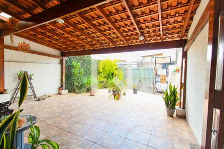 Casa à venda com 102m², 3 quartos e 4 vagas Casa à venda com 102m², 3 quartos e 4 vagasGaragem