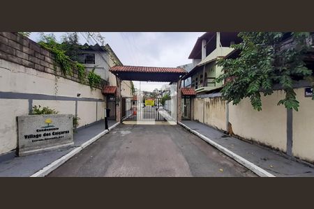 Casa de condomínio à venda com 278m², 5 quartos e 5 vagas Casa de condomínio à venda com 278m², 5 quartos e 5 vagasFachada