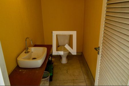 Casa de condomínio à venda com 278m², 5 quartos e 5 vagas Casa de condomínio à venda com 278m², 5 quartos e 5 vagasBanheiro da Área Gourmet