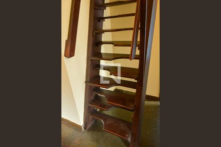 Casa de condomínio à venda com 278m², 5 quartos e 5 vagas Casa de condomínio à venda com 278m², 5 quartos e 5 vagasEscada do Sótão