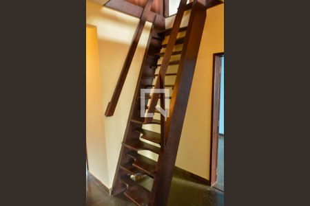 Casa de condomínio à venda com 278m², 5 quartos e 5 vagas Casa de condomínio à venda com 278m², 5 quartos e 5 vagasEscada do Sótão