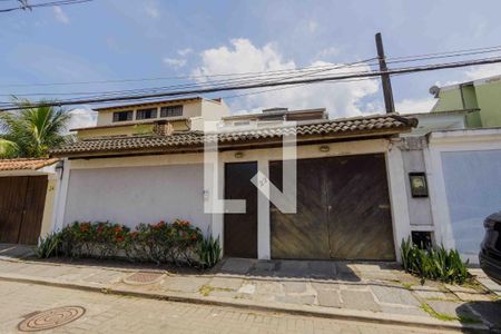 Casa de condomínio à venda com 185m², 4 quartos e 2 vagasFachada