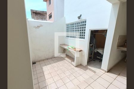 Casa à venda com 180m², 5 quartos e 2 vagas Casa à venda com 180m², 5 quartos e 2 vagasQuintal