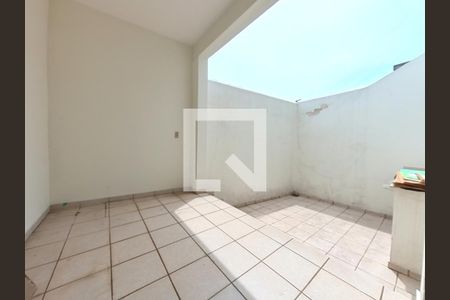 Casa à venda com 180m², 5 quartos e 2 vagas Casa à venda com 180m², 5 quartos e 2 vagasQuintal