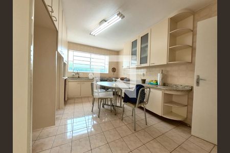 Casa à venda com 180m², 5 quartos e 2 vagas Casa à venda com 180m², 5 quartos e 2 vagasCozinha