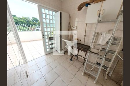 Casa à venda com 180m², 5 quartos e 2 vagas Casa à venda com 180m², 5 quartos e 2 vagasLavanderia