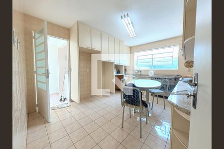 Casa à venda com 180m², 5 quartos e 2 vagas Casa à venda com 180m², 5 quartos e 2 vagasCozinha