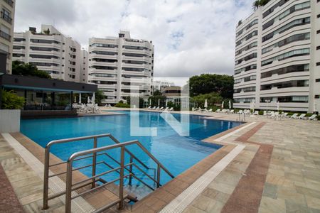 Apartamento à venda com 190m², 3 quartos e 3 vagas Apartamento à venda com 190m², 3 quartos e 3 vagasÁrea comum - Piscina