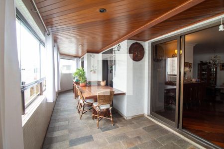 Apartamento à venda com 190m², 3 quartos e 3 vagas Apartamento à venda com 190m², 3 quartos e 3 vagasTerraço
