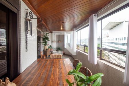 Apartamento à venda com 190m², 3 quartos e 3 vagas Apartamento à venda com 190m², 3 quartos e 3 vagasTerraço
