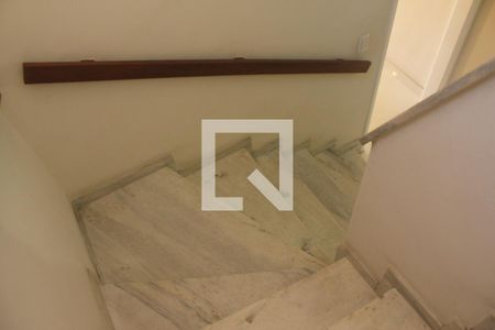 Casa à venda com 156m², 3 quartos e 2 vagasEscada