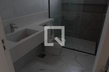 Casa à venda com 360m², 5 quartos e 4 vagasbanheiro da suite 01