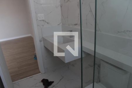 Casa à venda com 360m², 5 quartos e 4 vagasbanheiro da suite 04