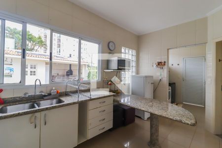 Casa à venda com 270m², 3 quartos e 4 vagas Casa à venda com 270m², 3 quartos e 4 vagasCozinha e Área de Serviço