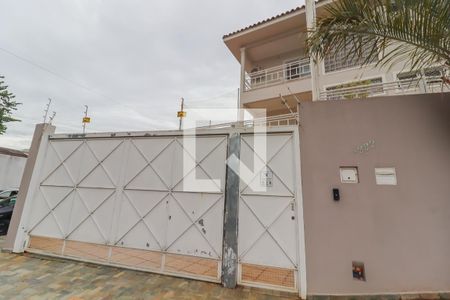 Casa à venda com 270m², 3 quartos e 4 vagas Casa à venda com 270m², 3 quartos e 4 vagasFachada