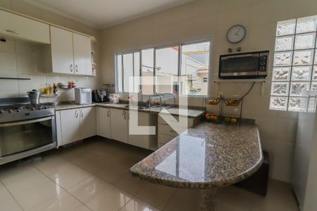 Casa à venda com 270m², 3 quartos e 4 vagas Casa à venda com 270m², 3 quartos e 4 vagasCozinha e Área de Serviço