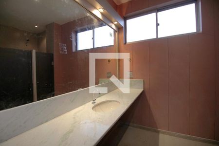 Casa à venda com 650m², 8 quartos e 10 vagasCasa 1 – Banheiro das Semi Suites