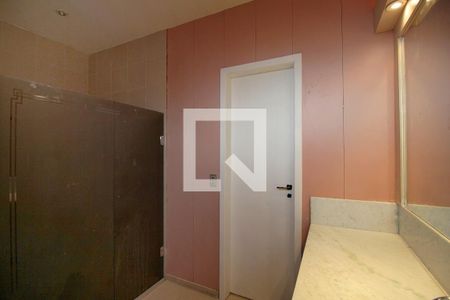 Casa à venda com 650m², 8 quartos e 10 vagasCasa 1 – Banheiro das Semi Suites