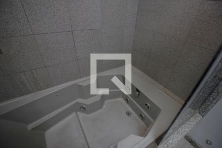 Casa à venda com 650m², 8 quartos e 10 vagas Casa à venda com 650m², 8 quartos e 10 vagasCasa 2 – Banheiro da Suite 1