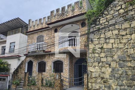 Casa de condomínio à venda com 300m², 5 quartos e 2 vagas Casa de condomínio à venda com 300m², 5 quartos e 2 vagasFachada da casa