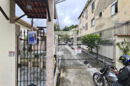 Casa de condomínio à venda com 300m², 5 quartos e 2 vagas Casa de condomínio à venda com 300m², 5 quartos e 2 vagasFachada e portaria com placa