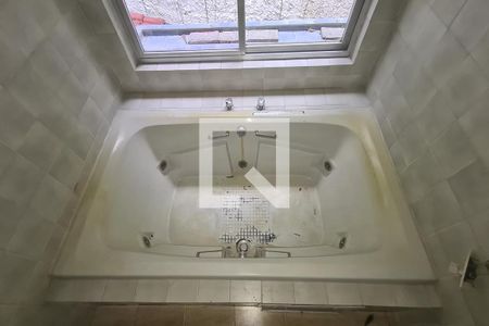 Casa de condomínio à venda com 300m², 5 quartos e 2 vagas Casa de condomínio à venda com 300m², 5 quartos e 2 vagasBanheiro Social