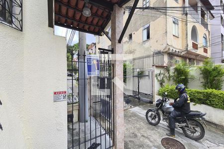 Casa de condomínio à venda com 300m², 5 quartos e 2 vagas Casa de condomínio à venda com 300m², 5 quartos e 2 vagasFachada e portaria com placa