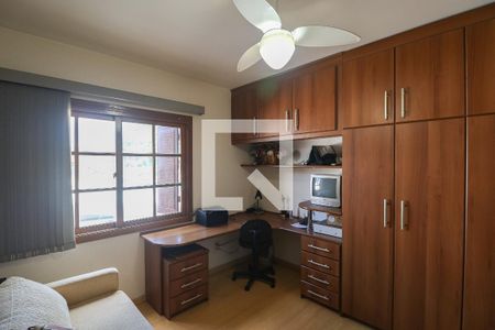 Casa à venda com 293m², 5 quartos e 5 vagas Casa à venda com 293m², 5 quartos e 5 vagasQuarto 4