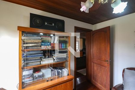 Casa à venda com 293m², 5 quartos e 5 vagas Casa à venda com 293m², 5 quartos e 5 vagasEscritório