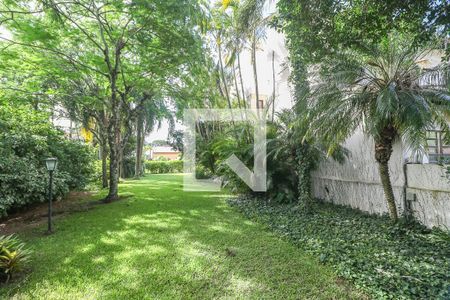 Casa à venda com 293m², 5 quartos e 5 vagas Casa à venda com 293m², 5 quartos e 5 vagasÁrea externa