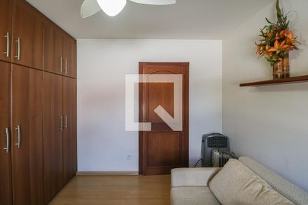 Casa à venda com 293m², 5 quartos e 5 vagas Casa à venda com 293m², 5 quartos e 5 vagasQuarto 4