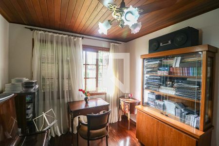 Casa à venda com 293m², 5 quartos e 5 vagas Casa à venda com 293m², 5 quartos e 5 vagasEscritório