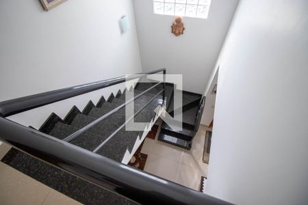 Casa à venda com 409m², 4 quartos e 3 vagas Casa à venda com 409m², 4 quartos e 3 vagasEscada