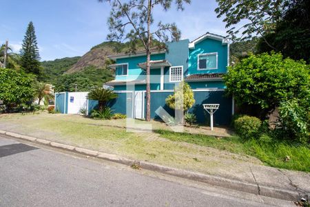 Casa à venda com 409m², 4 quartos e 3 vagas Casa à venda com 409m², 4 quartos e 3 vagasFachada