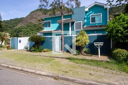 Casa à venda com 409m², 4 quartos e 3 vagas Casa à venda com 409m², 4 quartos e 3 vagasFachada