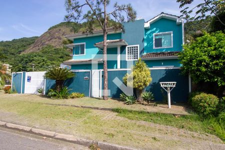 Casa à venda com 409m², 4 quartos e 3 vagas Casa à venda com 409m², 4 quartos e 3 vagasFachada