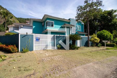 Casa à venda com 409m², 4 quartos e 3 vagas Casa à venda com 409m², 4 quartos e 3 vagasFachada
