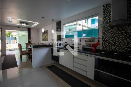 Casa à venda com 409m², 4 quartos e 3 vagas Casa à venda com 409m², 4 quartos e 3 vagasCozinha