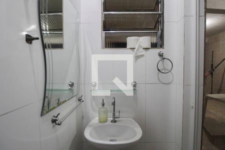 Casa à venda com 250m², 3 quartos e 2 vagas Casa à venda com 250m², 3 quartos e 2 vagasBanheiro área de serviço