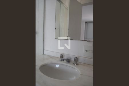 Apartamento à venda com 222m², 3 quartos e 2 vagasBanheiro da Suíte 2 - piso inferior