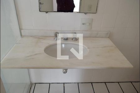 Apartamento à venda com 222m², 3 quartos e 2 vagasBanheiro da Suíte 2 - piso inferior