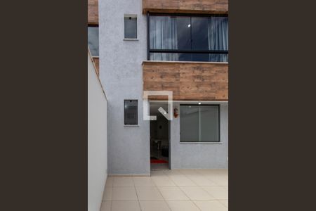 Casa à venda com 103m², 3 quartos e 2 vagas Casa à venda com 103m², 3 quartos e 2 vagasFachada